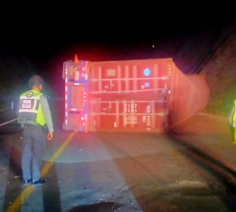 Vuelca tráiler en la autopista Siglo XXI; no hay víctimas