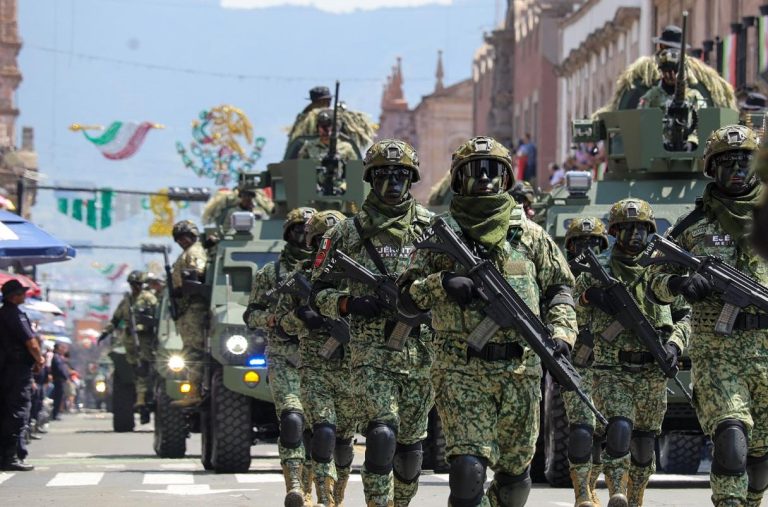 Más de 9 mil personas desfilaron en el aniversario del natalicio de José María Morelos