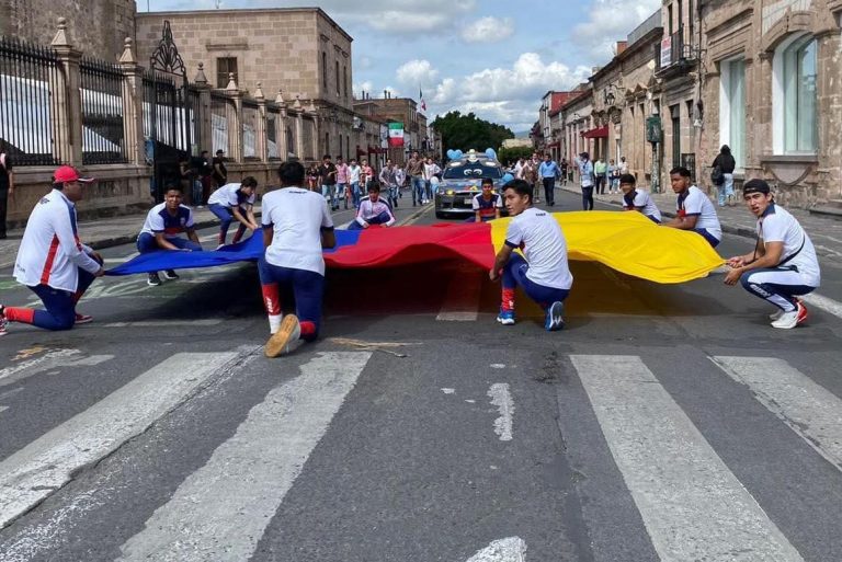 Celebran normalistas 42 aniversario de ENEF cerrando la Avenida Madero