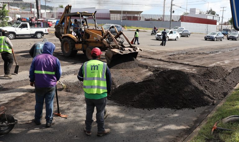 Retiran escombro en salida a Quiroga