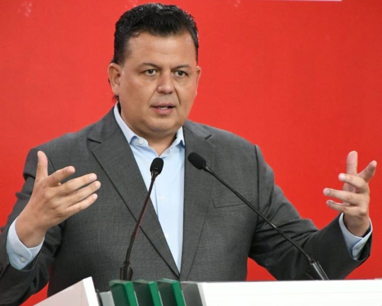 Emplaza Guillermo Valencia a Leonel Godoy a demostrar que estuvo con un criminal