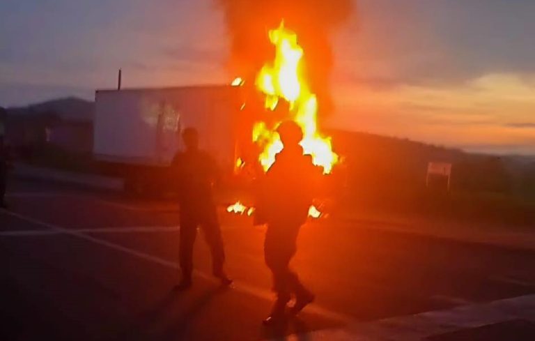 Queman un camión en protesta por jóvenes desaparecidos en Tocumbo