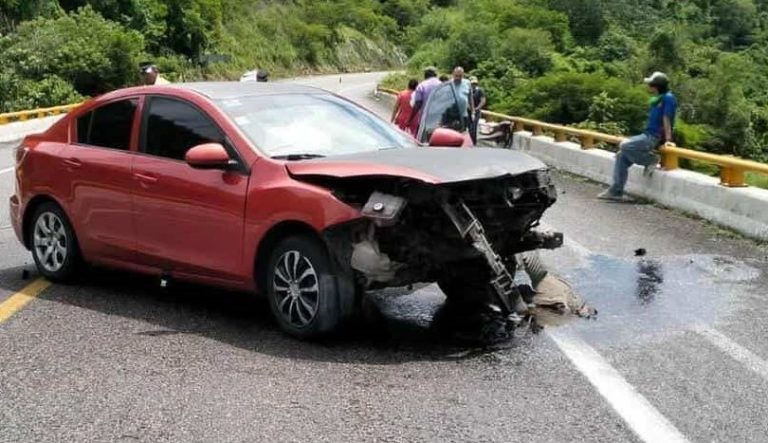 Auto choca contra la guarnición de un puente, en la autopista Siglo XXI