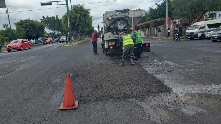 Ayuntamiento realiza trabajos de bacheo en Calzada la Huerta