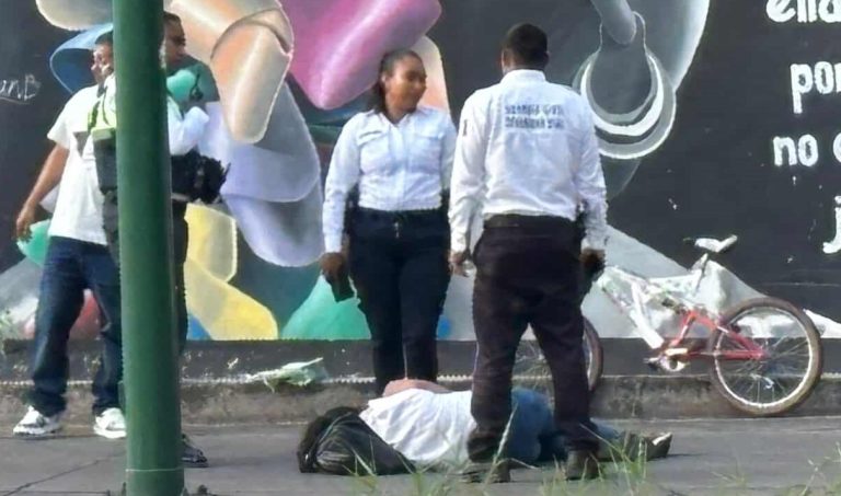 Balean a dos hombres en negocio de micheladas, al oriente de Uruapan; uno muere