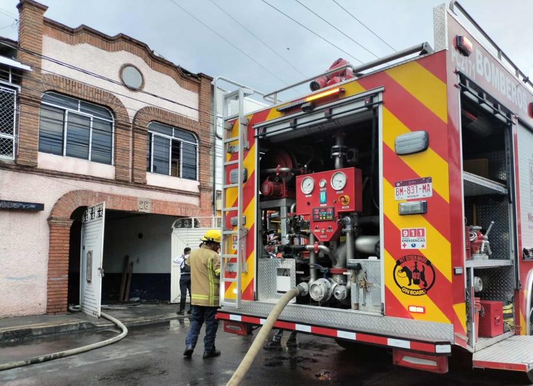 Caída de rayo en palmera genera incendio en domicilio de la colonia Tres Puentes, en Morelia