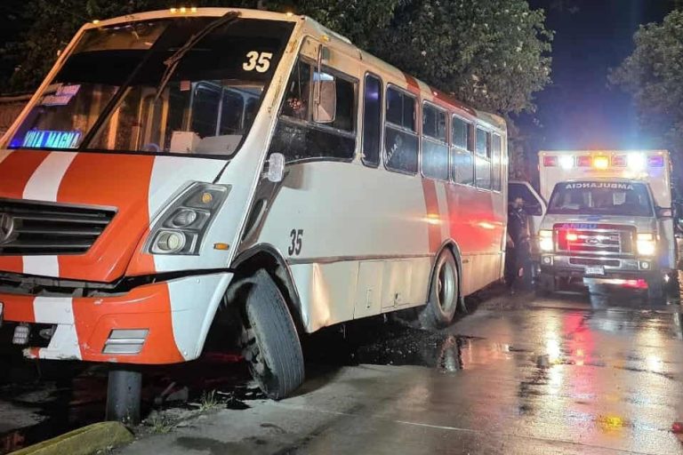 Camión de la Ruta Villa Magna choca contra bolardos en la Madero Poniente; hay heridos