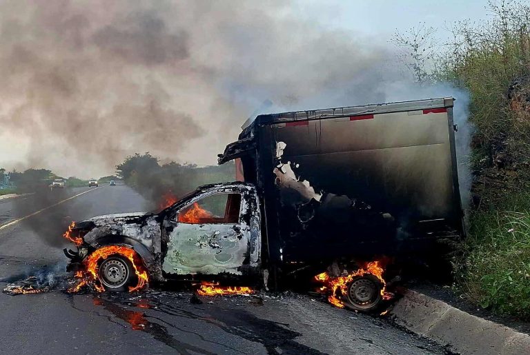 Camioneta se incendia en la autopista Siglo XXI