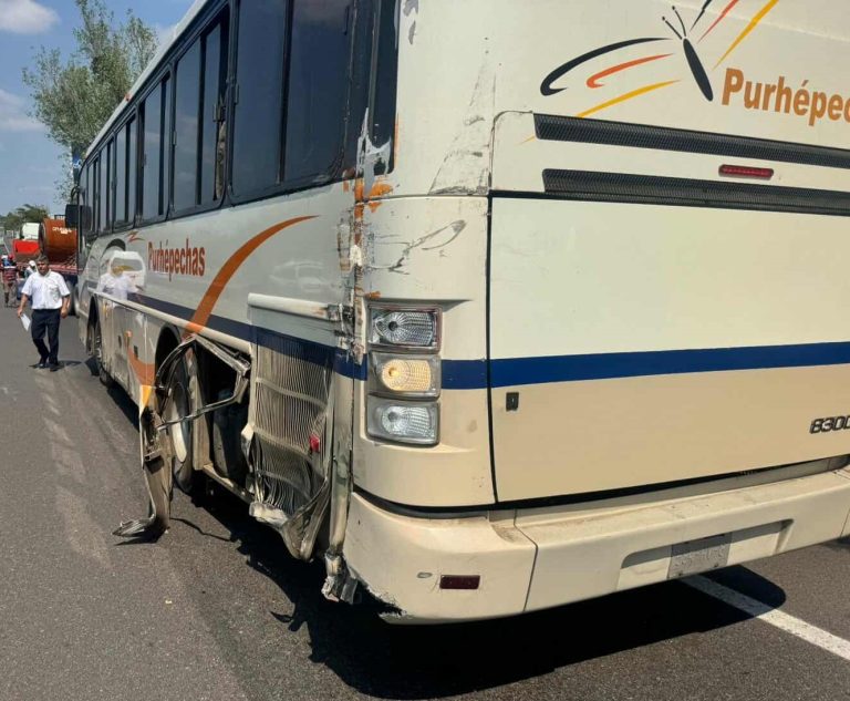 Choque entre autobús y tráiler en la carretera Morelia-Pátzcuaro deja daños materiales