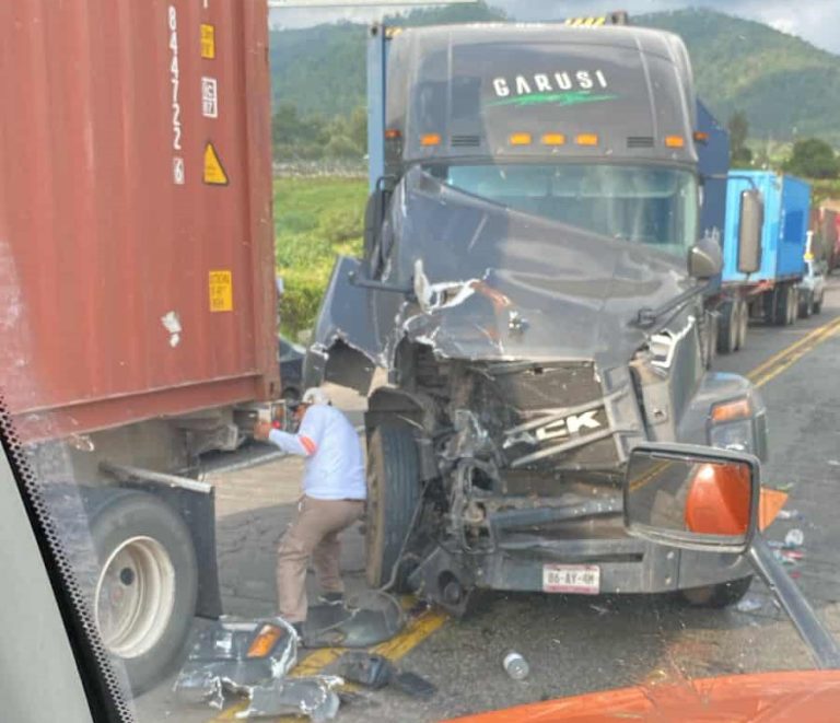Choque entre dos tráileres causa cierre parcial en la Autopista Siglo XXI