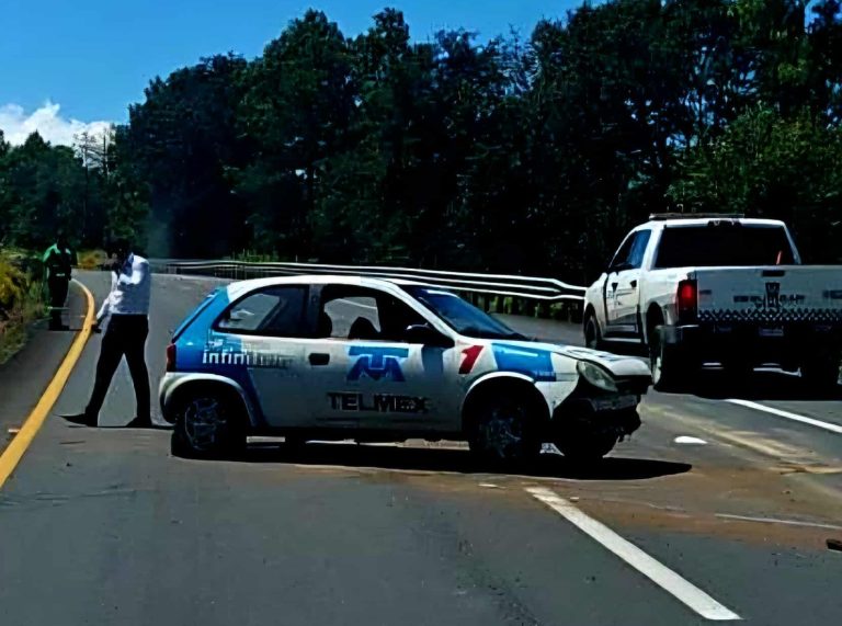 Conductor de Telmex pierde el control de su vehículo en la autopista Pátzcuaro-Uruapan