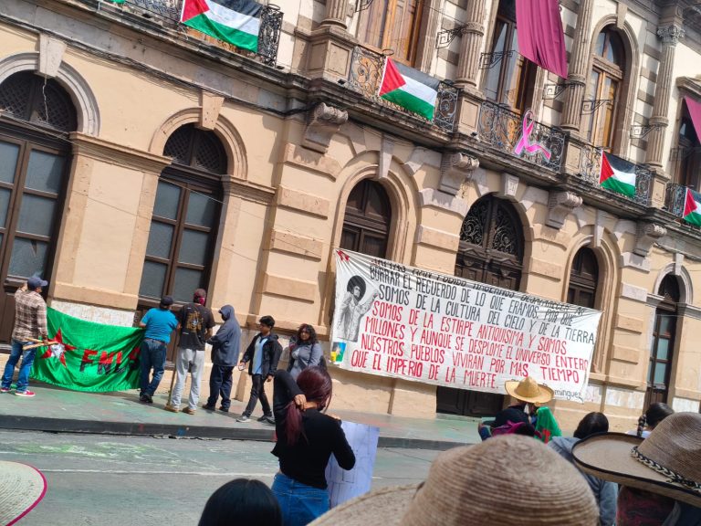 FNLS se manifiesta afuera del Congreso del Estado