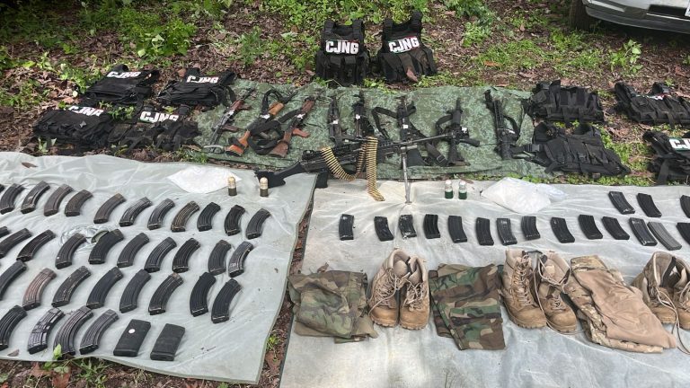 Aseguran armamento y vehículos del CJNG en operativo militar en Uruapan