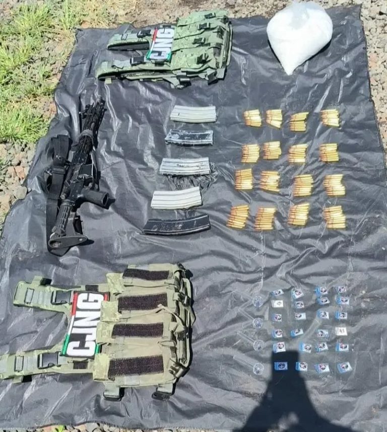 En operativo conjunto en Uruapan aseguran una camioneta, un fusil y más 4 kilos de metanfetamina: SSP