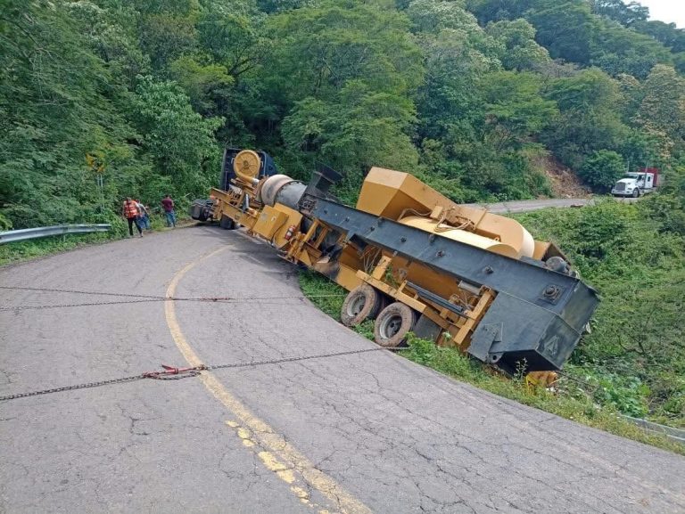 Se accidenta tráiler que trasladaba máquina asfaltadora en la carretera Huetamo – Zitácuaro