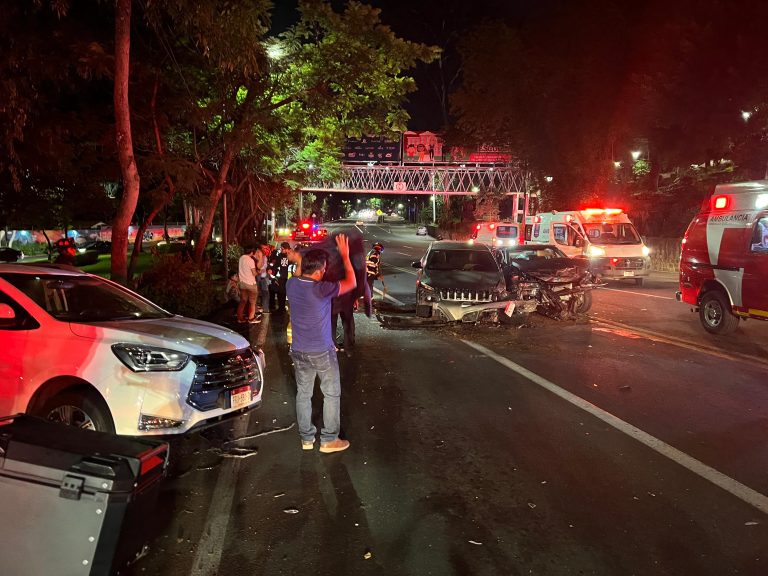 2 heridos deja aparatoso choque múltiple, en la avenida Camelinas