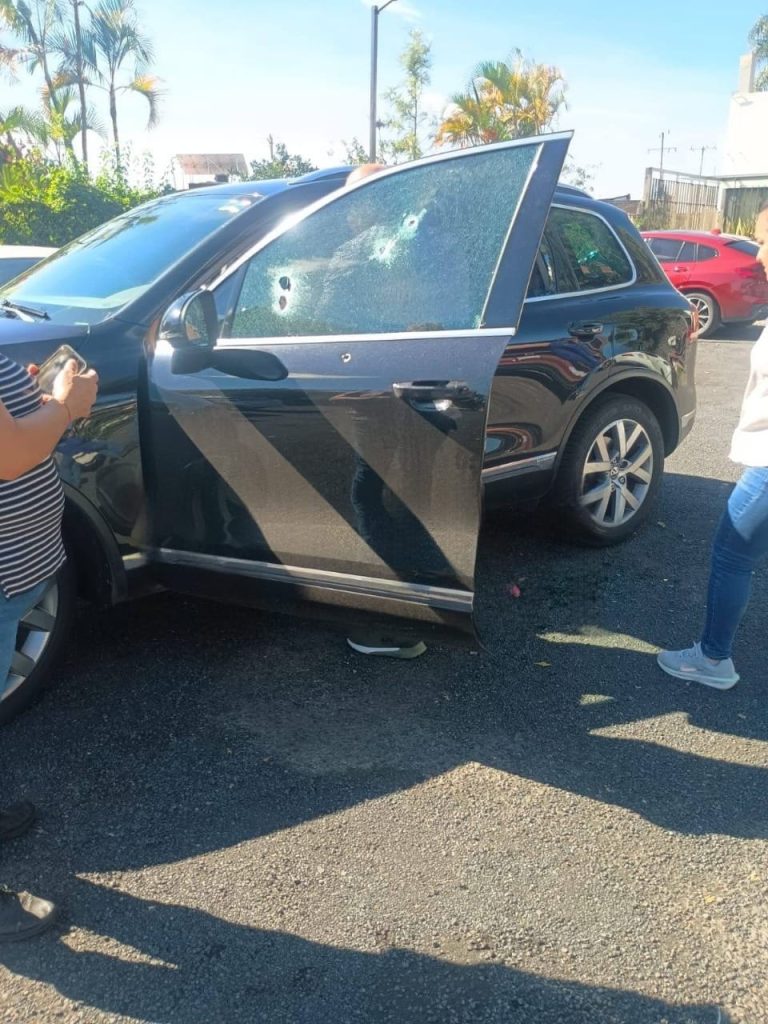 Atacan a automovilista en el estacionamiento de “El Rincón de Aguililla”; se reporta grave