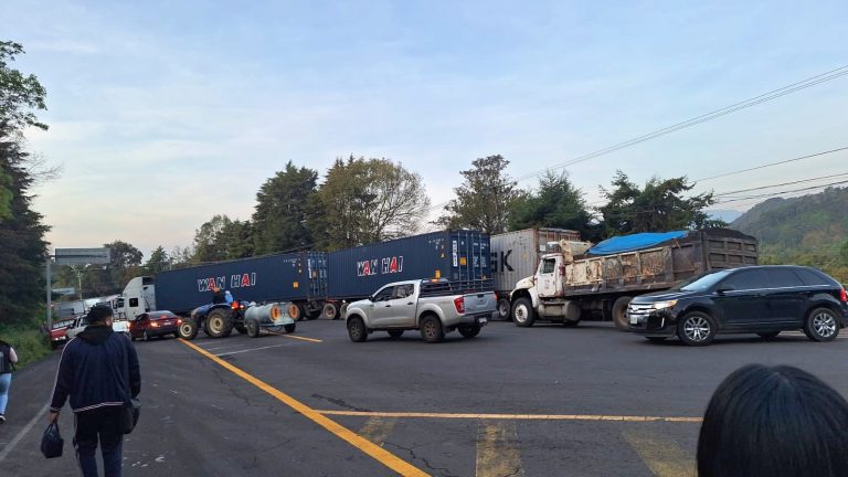 Comuneros bloquean carretera Uruapan-Paracho, por captura de presuntos talamontes 
