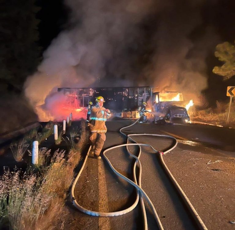 Enfrentamiento entre delincuentes y la GN desata quema de vehículos en la región de Pátzcuaro 