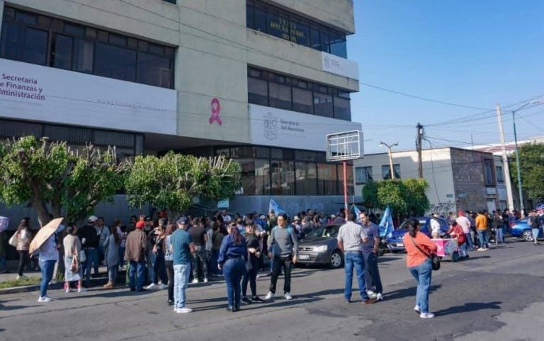 Inician centistas toma de oficinas de Rentas en todo el estado