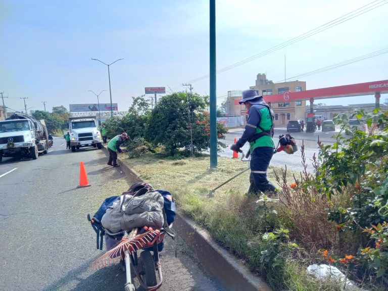 Brigadas de Servicios Públicos realizan jornada de limpieza en la salida a Quiroga