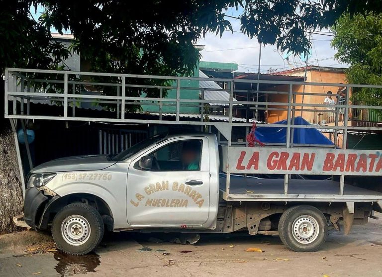 Criminales acribillan a los ocupantes de camioneta mueblera en Apatzingán