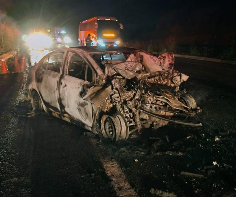 Muere una persona calcinada tras choque e incendio en la Autopista Siglo XXI