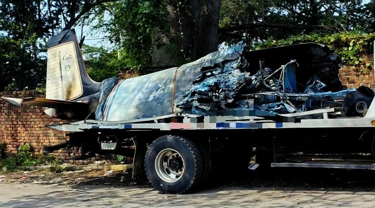 Incendian avioneta en pista aérea de Parácuaro; autoridades investigan