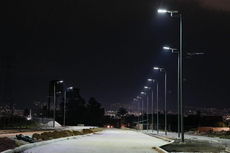 Garantizan más de 400 luminarias en la avenida Amalia Solórzano