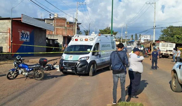 Motociclista perece al ser impactado por camión de carga, sobre la carretera Uruapan-San Juan Nuevo