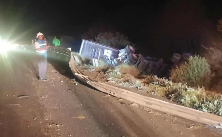 Muere conductor tras volcadura e incendio de tráiler en la Autopista Siglo XXI