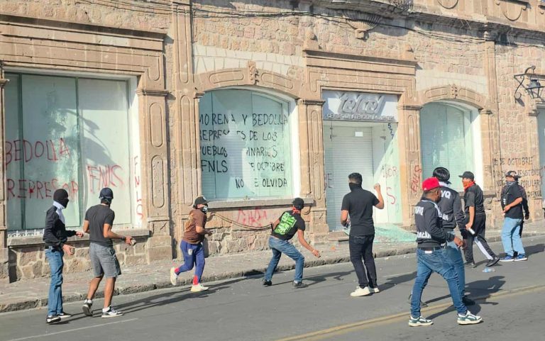 Caos y destrucción en marcha de normalistas al Centro Histórico de Morelia