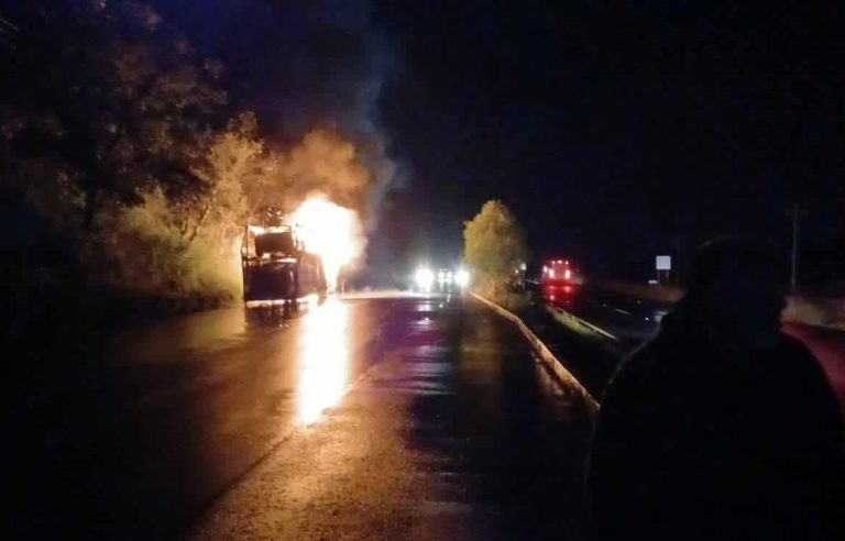 Remolque de camión madrina arde en llamas, en la carretera Morelia Pátzcuaro