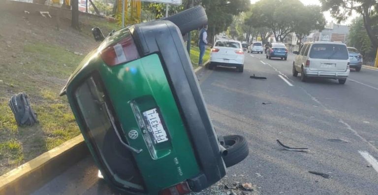 Se registra volcadura vehicular en el periférico de Morelia
