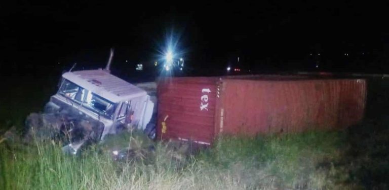 Tractocamión sin frenos se accidenta en la autopista México-Guadalajara, en Copándaro