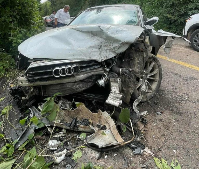 Un muerto y tres heridos deja choque entre taxi y vehículo particular, en Huetamo