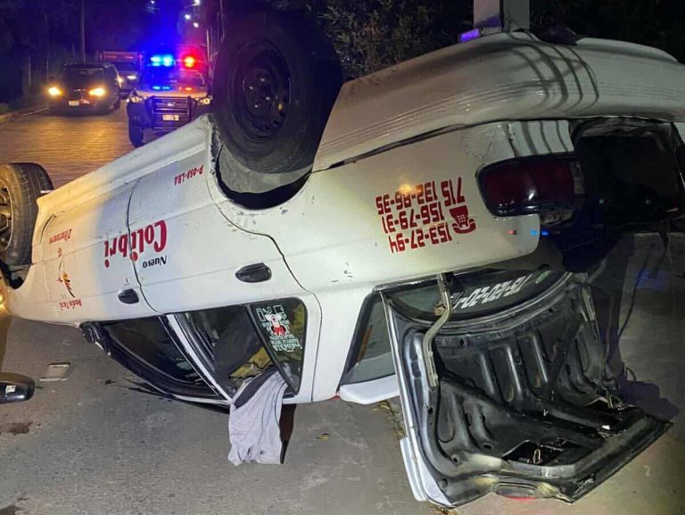 Vuelca taxi en el municipio de Zitácuaro