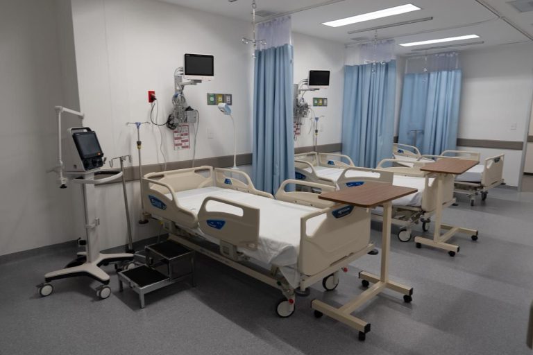 Inaugura el gobernador, hospital de Maruata en este primer año de gobierno de Sheinbaum