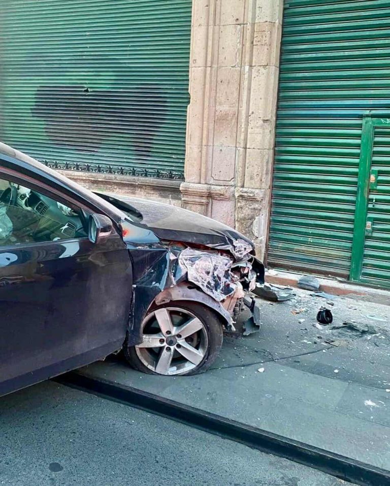 Auto choca contra un inmueble en el Centro Histórico de Morelia