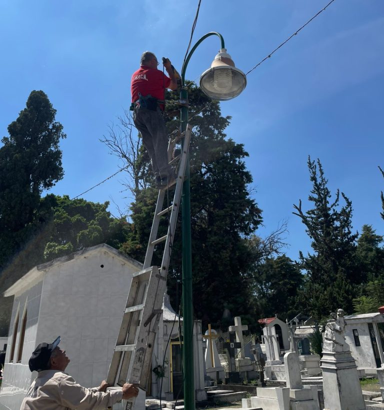 Mejoran iluminación en el Panteón Municipal