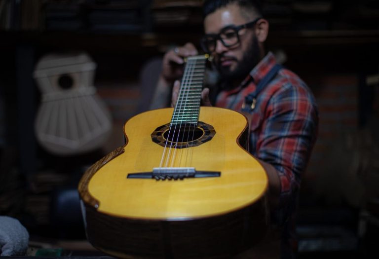 Guitarras de Paracho, artesanía de calidad mundial: Sectur Michoacán