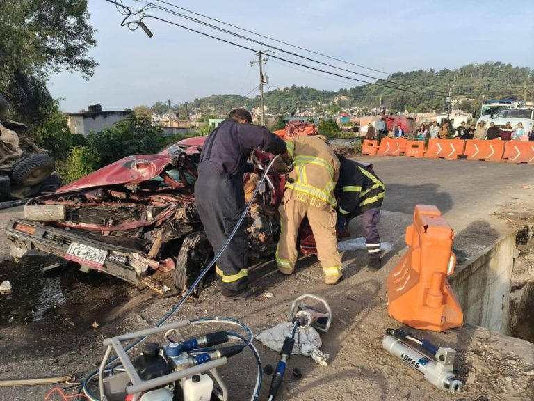 Choque entre auto y camioneta deja 2 muertos y 3 heridos en la Zitácuaro-Morelia
