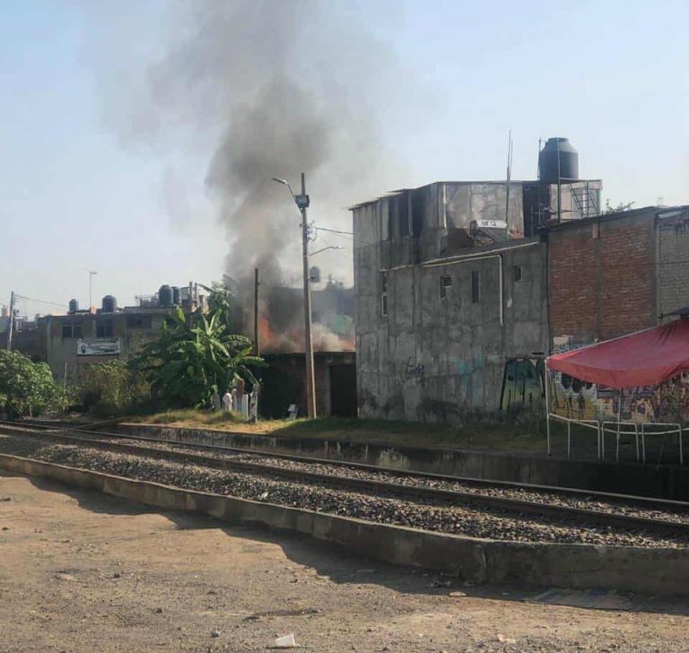 Arde choza de madera en la colonia Jacarandas, Morelia