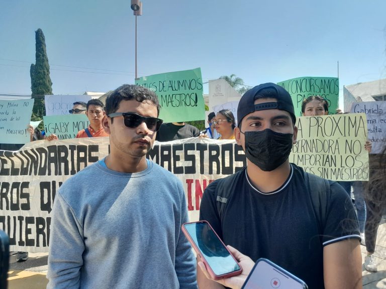 Exigen normalistas a SEE dar entrada a concurso por una plaza a mil 500 egresados enlistados en USICAMM