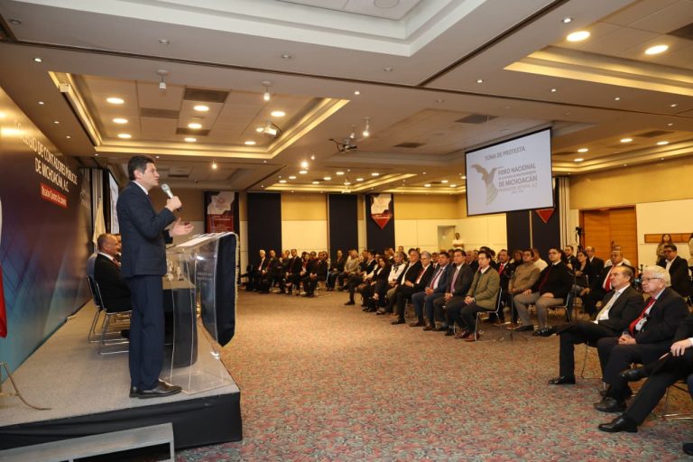 Invita Alfonso Martínez a la participación de profesionistas en la vida pública