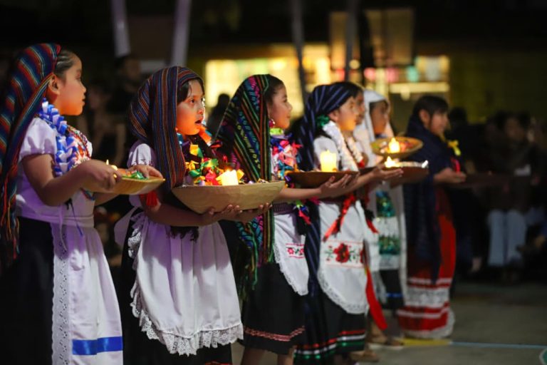 Escuelas honran la memoria y la tradición cultural