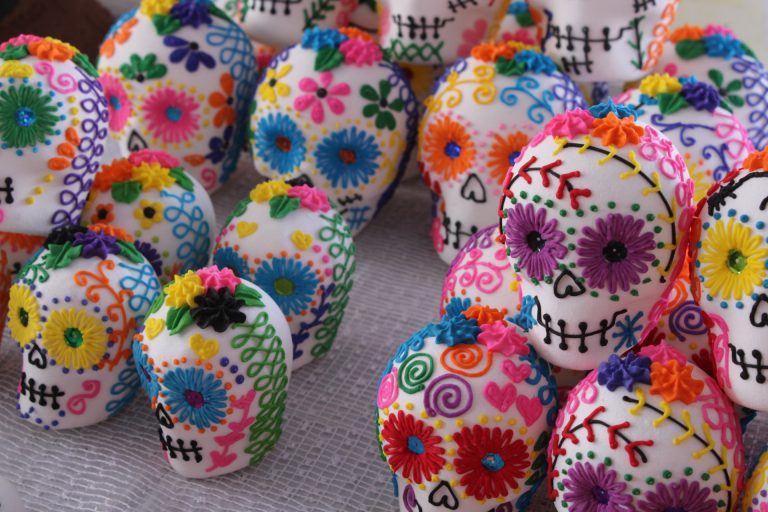 Crear calaveritas y alfeñiques de azúcar, tradición de 80 años de una familia moreliana