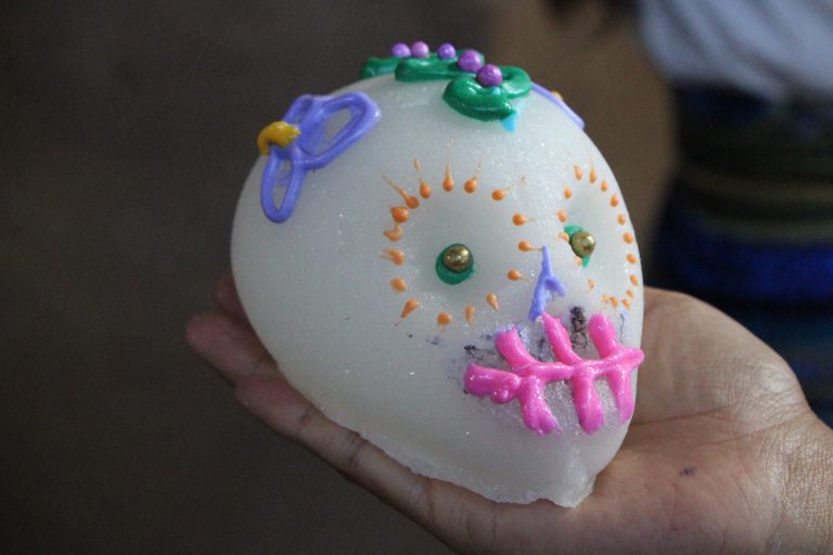 Calaveritas de azúcar, una dulce tradición de la Noche de Ánimas