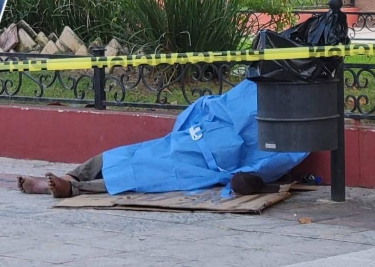 Hombre en situación de calle fallece en la plaza Constituyentes de Apatzingán