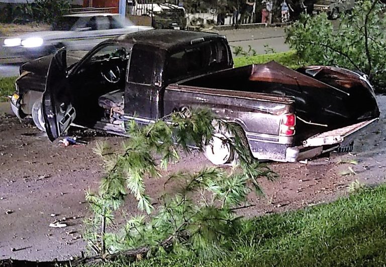 Vuelca camioneta sobre la Calzada Benito Juárez, en Uruapan